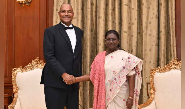 President Smt. Droupadi Murmu welcomed H.E. Dr. Patrick Herminie, President of the Republic of Seychelles at Rashtrapati Bhavan
